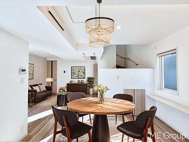 【リビング】ご家族の賑やかな話し声で包まれる明るいリビング  ※家具はCGです