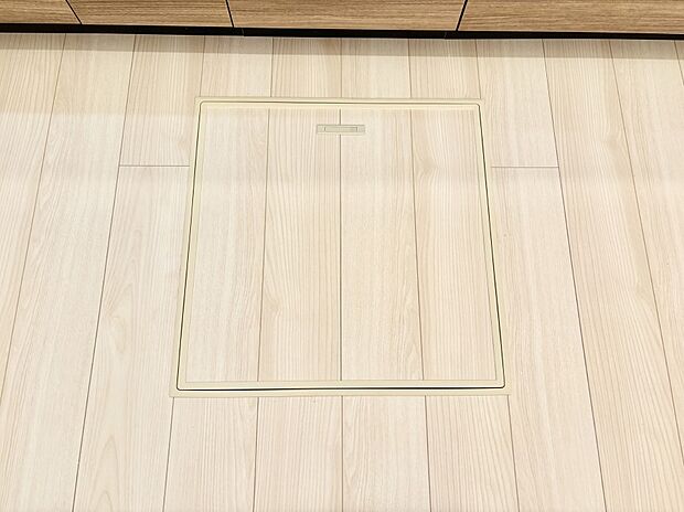 【その他設備(床下収納)】床下収納付き！日用品・非常用品の収納にも大活躍。