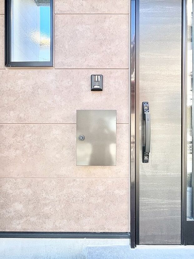 【その他現地】シンプルデザインのポスト。