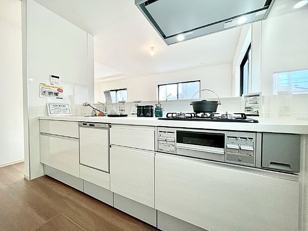 【ダイニングキッチン】料理をしながらでもご家族との会話を楽しめる対面キッチン