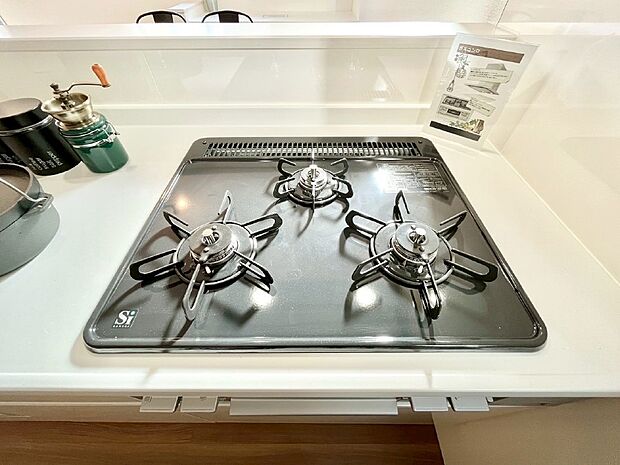 【その他設備(三ツ口コンロ)】三口ガスコンロでお料理が一気にはかどりそう
