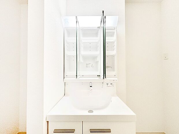 【その他設備(三面鏡裏収納)】三面鏡の裏に、化粧品や衛生用品などを収納可能。洗面台をすっきりと保ちます!