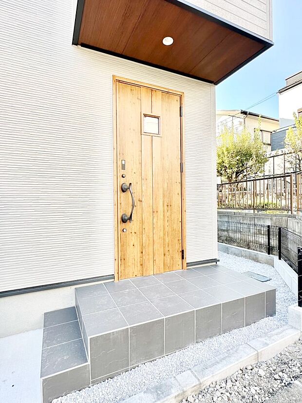 【玄関】玄関前は雨が降っても濡れにくい屋根付き