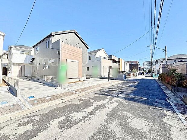 【前面道路含む現地写真】奥まった地形は、車道に面しておらず、静かでプライベート感を味わえる立地です。