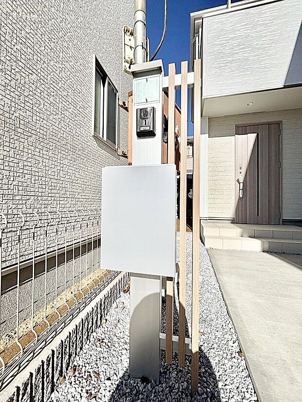 【その他現地】表札・インターホン・ポストをひとつに集約。エントランスになじむシンプルデザイン。