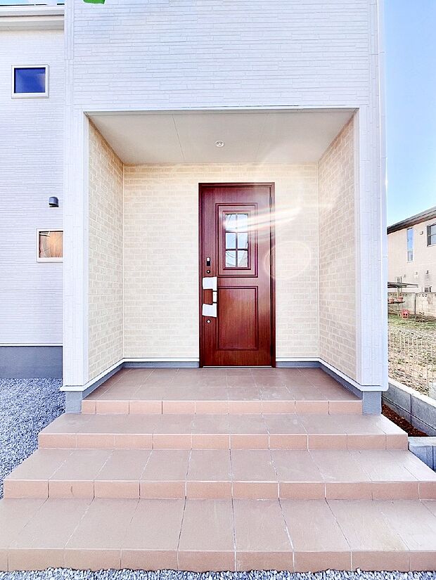 【玄関】シンプルで落ち着いた雰囲気の玄関でご家族やお客様をお出迎え！