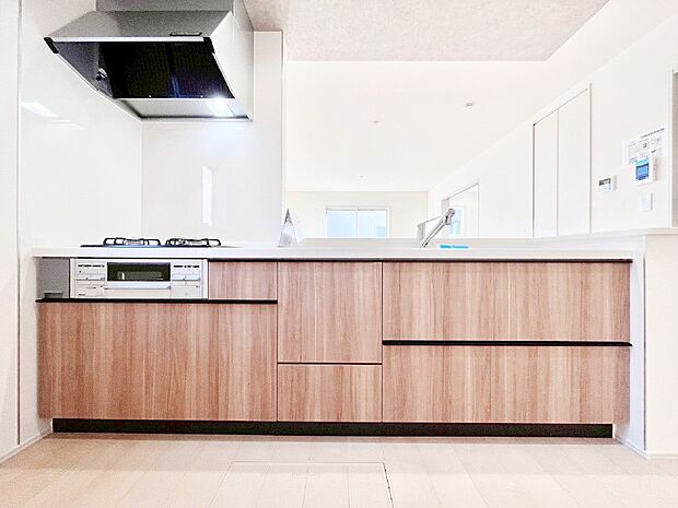 【キッチン】システムキッチンはシンプルでスッキリした飽きの来ないデザインなので永く使えそう！