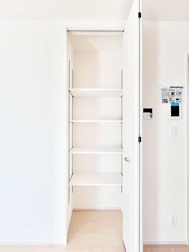 【その他設備(リビング収納)】物が溢れがちな家族共有の小物や日用品などをたっぷり収納できるリビング収納