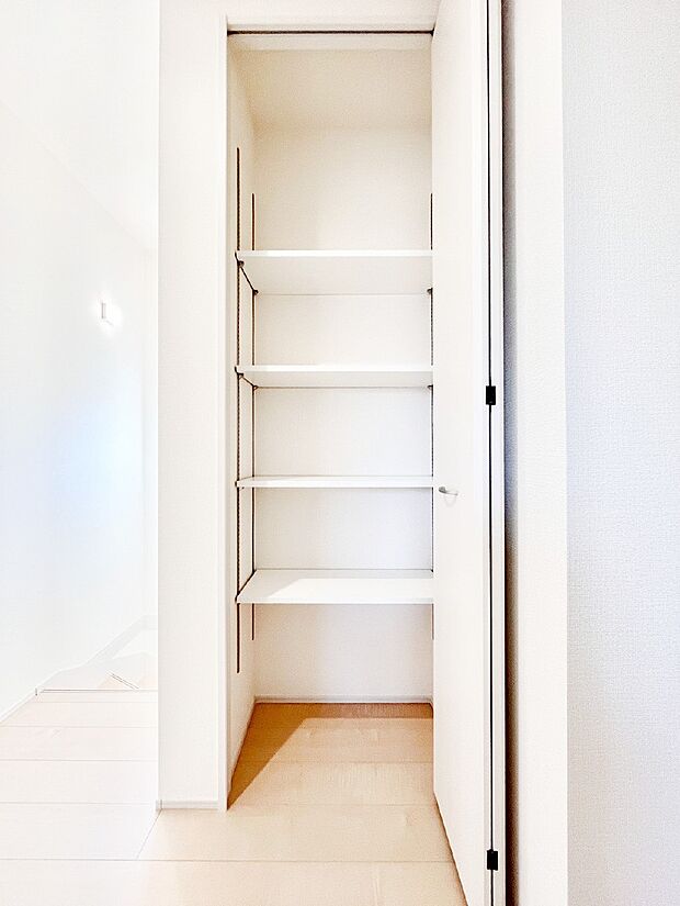 【その他設備(2階廊下収納)】2階廊下収納。掃除道具や日用品のストックなどを収納することができます。