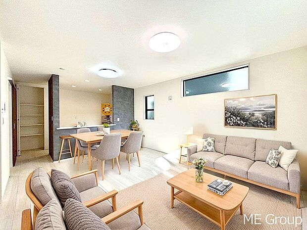 【リビング】ご家族の賑やかな話し声で包まれる明るいリビング  ※家具はCGです