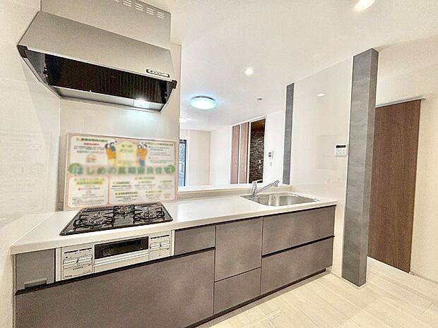 【ダイニングキッチン】料理をしながらでもご家族との会話を楽しめる対面キッチン