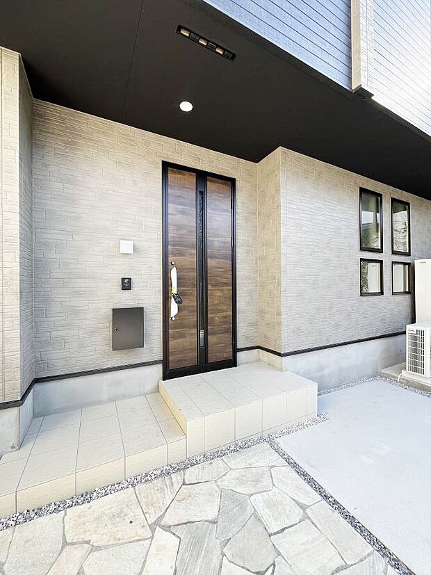 【玄関】大切な家族、来客を出迎える玄関。