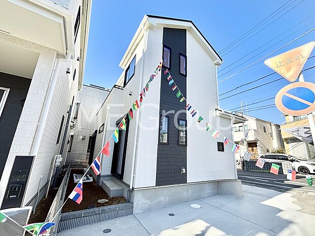 【現地外観写真】洗練された外観、上質な住空間が広がる室内は永く安心して過ごせる住居です。 