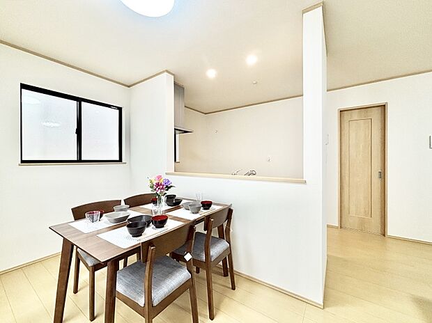 【リビング】ご家族の賑やかな話し声で包まれる明るいリビング