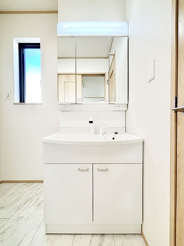 【洗面台・洗面所】大きく見やすい三面鏡で清潔感ある洗面台は、身だしなみチェックや肌のお手入れにおすすめです。