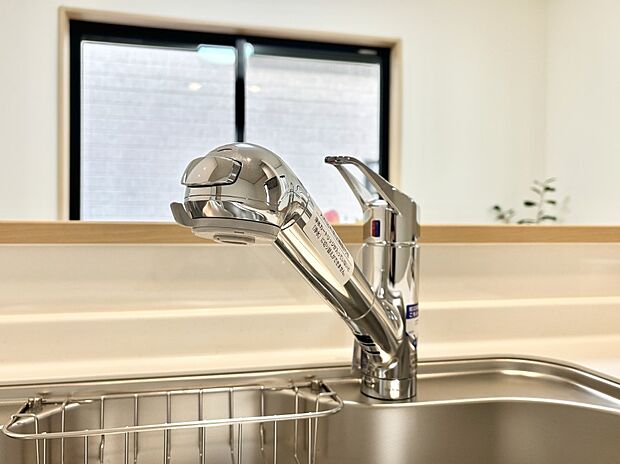 【その他設備(浄水器)】いつでも清潔なおいしいお水を。一つの水栓で水道水と浄水を使い分け。