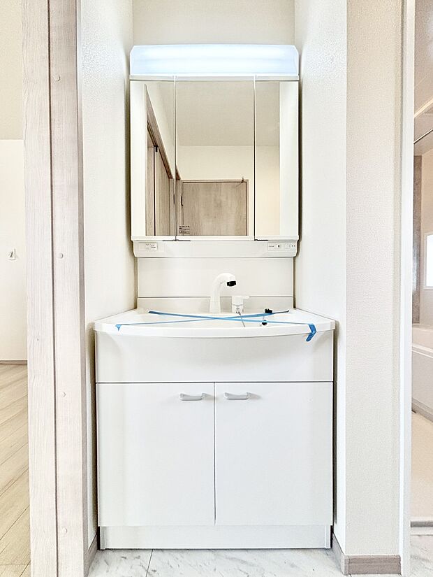 【洗面台・洗面所】大きく見やすい三面鏡で清潔感ある洗面台は、身だしなみチェックや肌のお手入れにおすすめです。