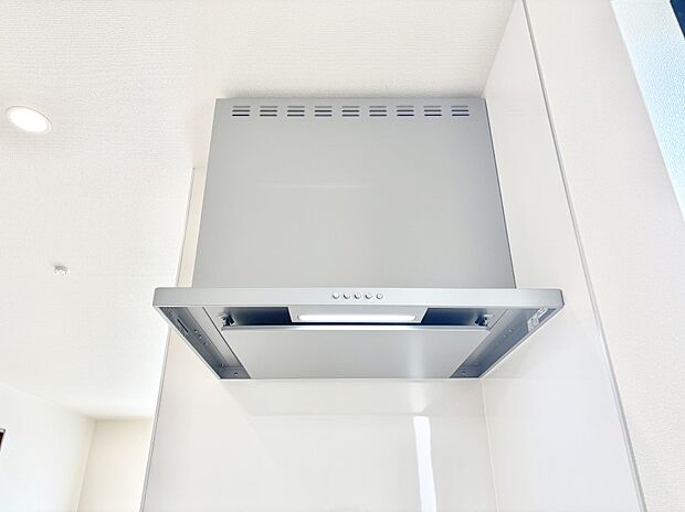 【その他設備(レンジフード)】フラットタイプのレンジフードでお掃除ラクラク。