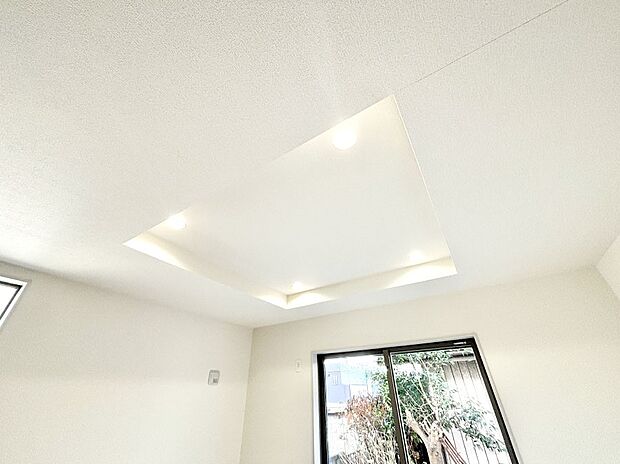 【その他設備(折上天井)】折上天井は立体的な奥行きがあるので、開放的な空間を演出できます。  