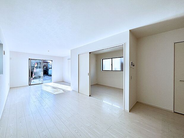 【ダイニング】家族の笑顔が自然と生まれてくる、そんな雰囲気のダイニングに仕上がっています。