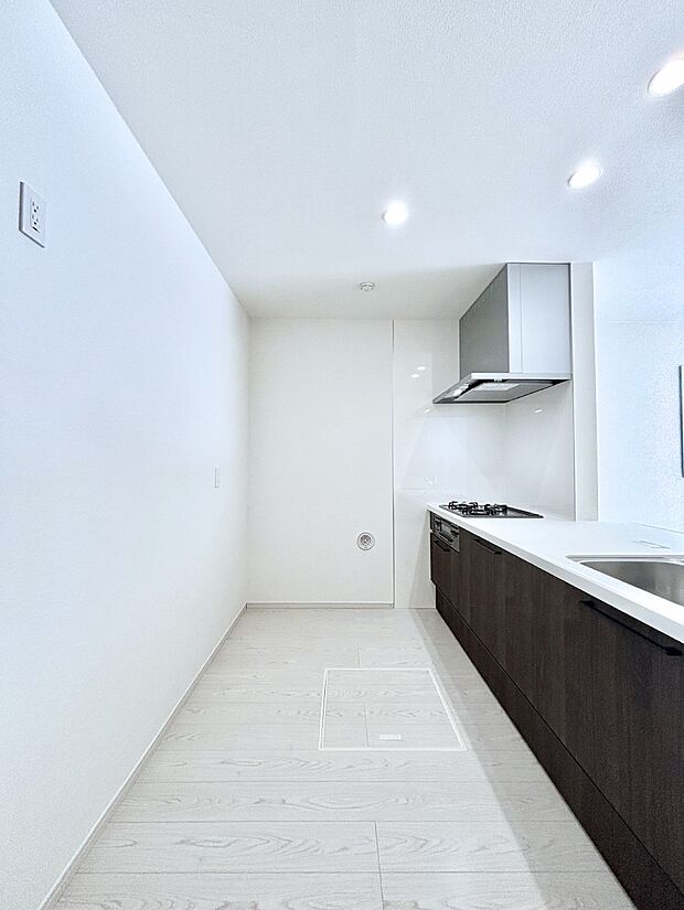 【ダイニングキッチン】爽やかな風が通り抜けるキッチン。窓があるので明るく換気にも役立ちます。