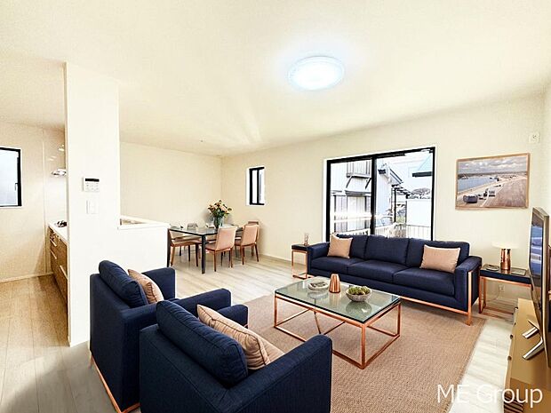 【リビング】大きな窓からたっぷりの陽光と風を感じられるリビング※家具はCGです  