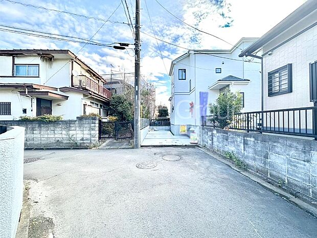 【前面道路含む現地写真】前面道路はきちんと整備されています  