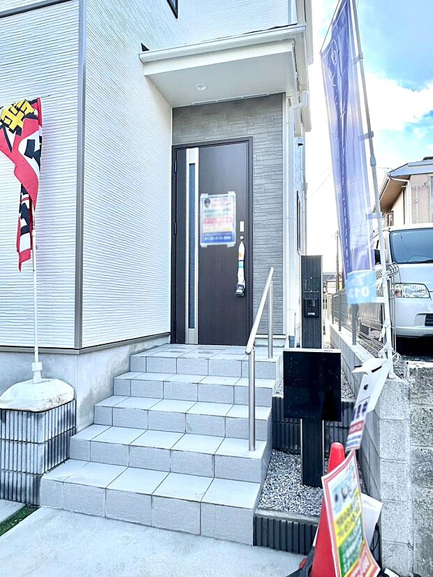 【玄関】大切な家族、来客を出迎える玄関。