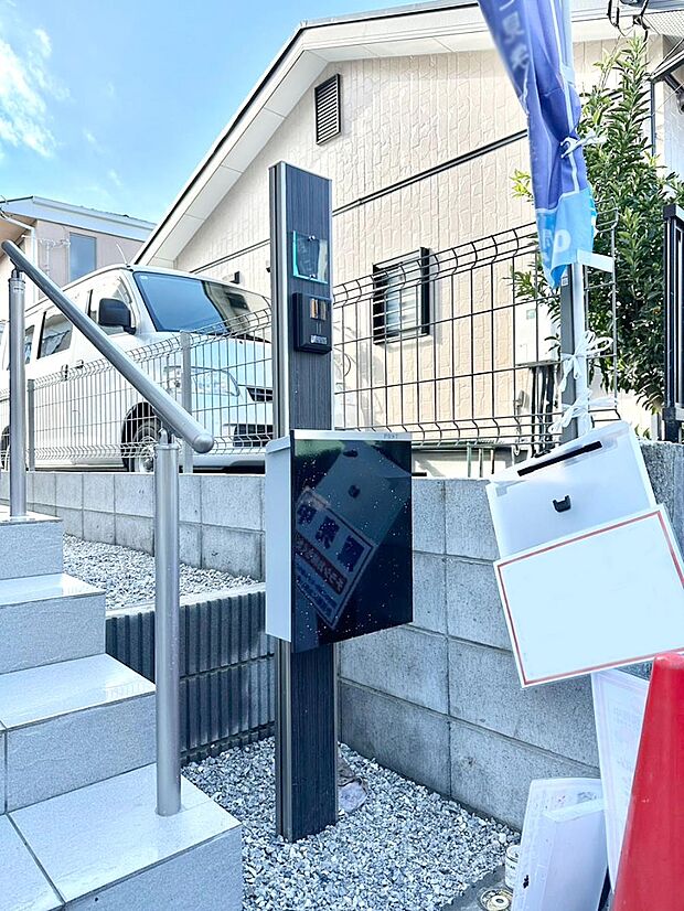 【その他現地】シンプルデザインのポスト。