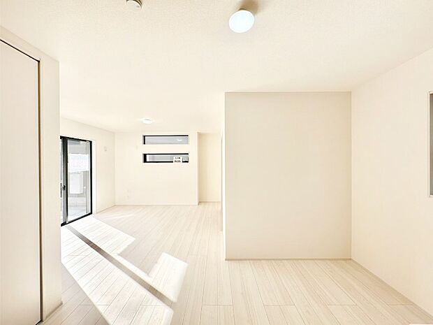 【リビングダイニング】開放感ある広々リビングは明るい陽光が入り込む家族みんなの憩いの空間です！