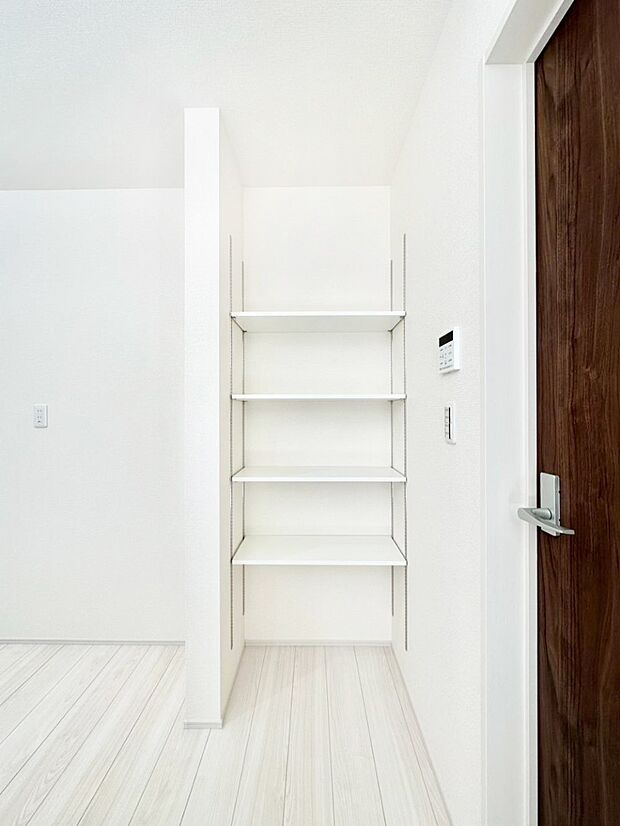 【その他設備(キッチン横収納)】食材のストックはもちろん、日用品の収納など使い方はいろいろ  