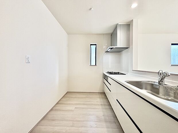 【ダイニングキッチン】爽やかな風が通り抜けるキッチン。窓があるので明るく換気にも役立ちます。