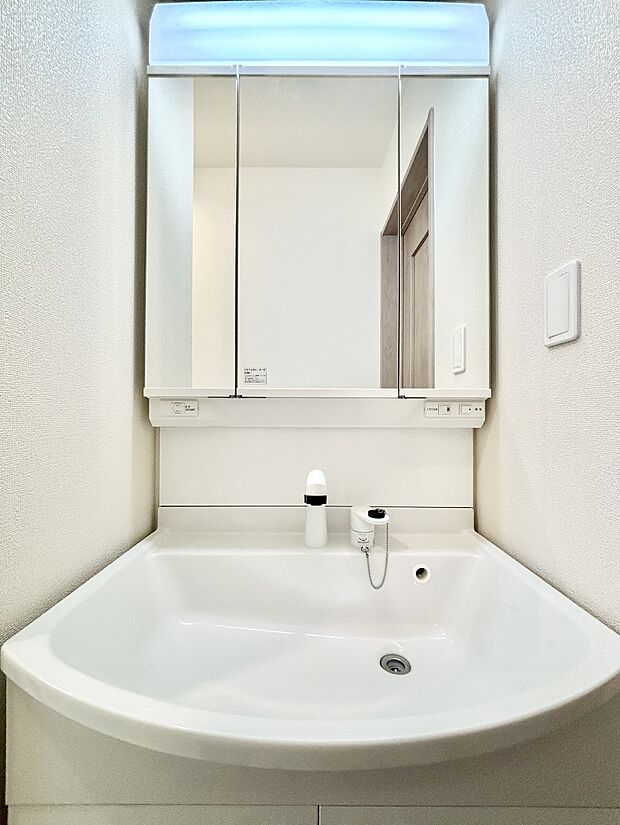 【洗面台・洗面所】大きく見やすい三面鏡で清潔感ある洗面台は、身だしなみチェックや肌のお手入れにおすすめです。