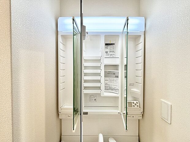 【その他設備(三面鏡裏収納)】三面鏡の裏に、化粧品や衛生用品などを収納可能。洗面台をすっきりと保ちます！