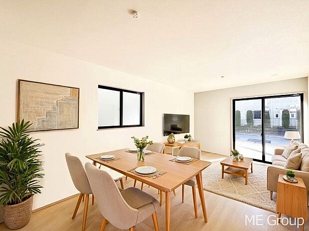 【リビング】ご家族の賑やかな話し声で包まれる明るいリビング  ※家具はCGです