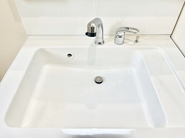 【その他設備(シャワー付き洗面台)】ハンドシャワー付き！使いやすい洗面台。