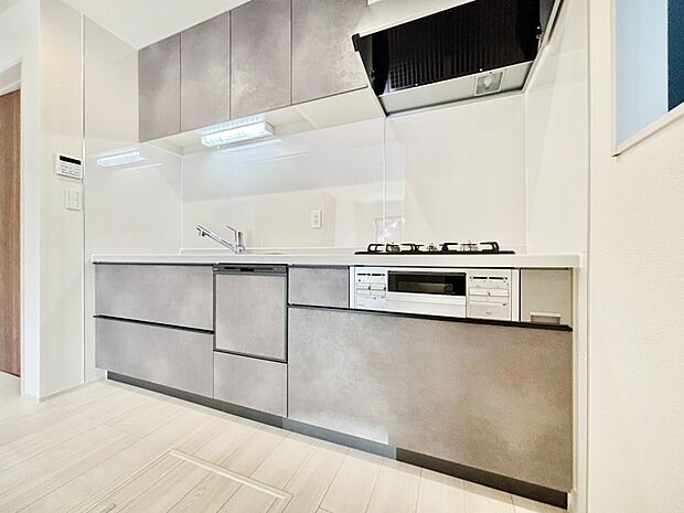 【ダイニングキッチン】ゆとりあるキッチンではご家族と楽しくお料理ができます。