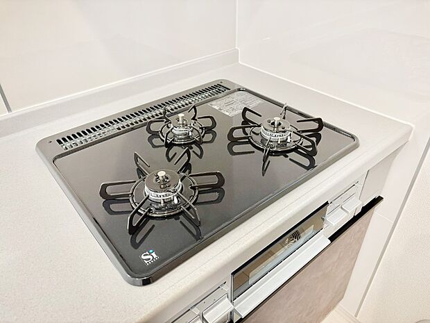 【その他設備(Ｓｉセンサーコンロ)】ガスコンロはＳｉセンサー搭載。火力調節や焦げ付き・消し忘れも防いでくれます。