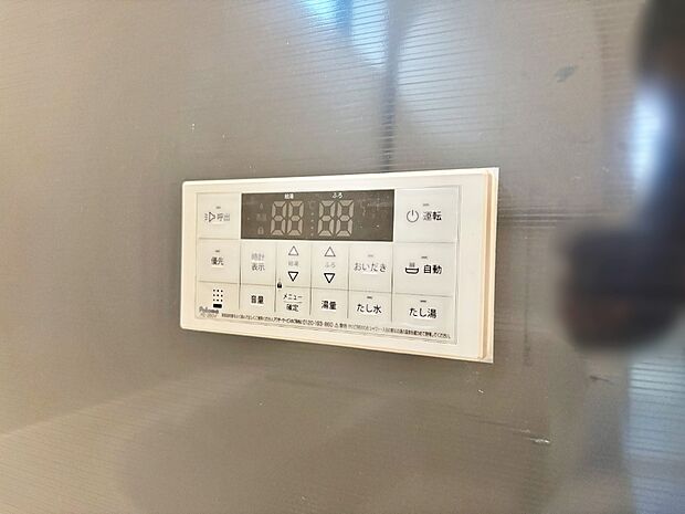 【その他設備(浴室給湯器スイッチ)】スイッチ1つで一定量の湯を浴槽に張ったり、保温や追い焚きが可能！