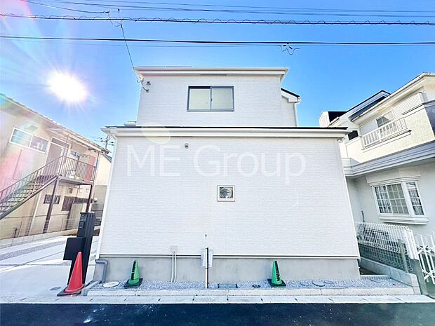 【現地外観写真】洗練された外観、上質な住空間が広がる室内は永く安心して過ごせる住居です。 