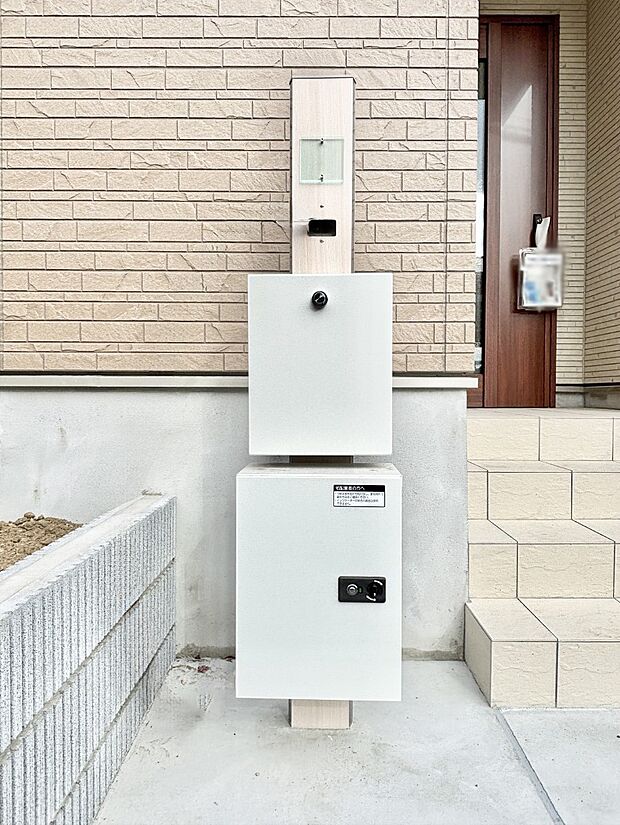 【その他現地】表札・インターホン・ポスト・宅配ＢＯＸをひとつに集約。エントランスになじむシンプルデザイン。