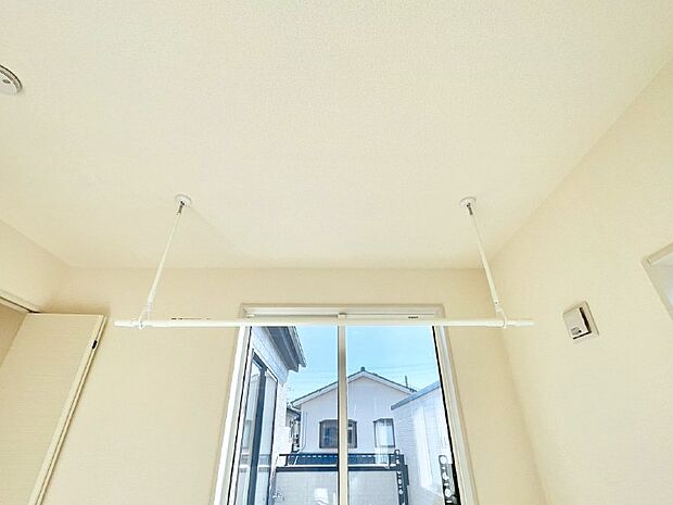 【その他設備(室内物干し)】室内物干しポール。梅雨や花粉の時期に大活躍します。  