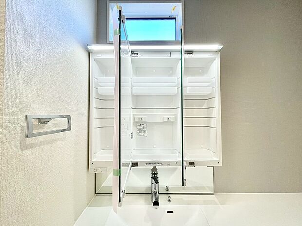 【その他設備(三面鏡裏収納)】三面鏡の裏に、化粧品や衛生用品などを収納可能。洗面台をすっきりと保ちます！