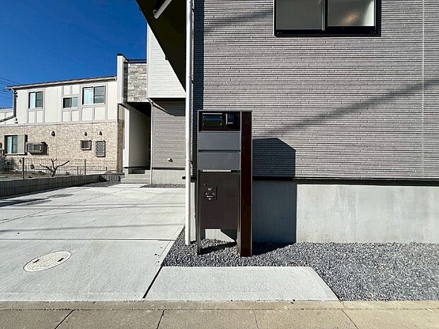 【その他現地】シンプルデザインのポスト。