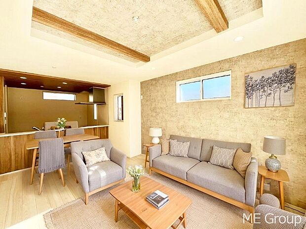 【リビング】アクセントクロスを使用したワンランクアップの空間　※家具はCGです