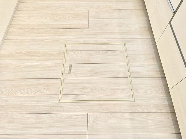 【その他設備(床下収納)】床下収納付き！日用品・非常用品の収納にも大活躍。