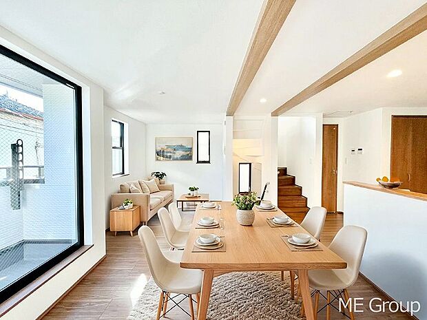 【リビング】ご家族の賑やかな話し声で包まれる明るいリビング  ※家具はCGです　