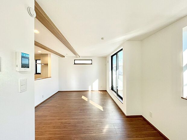 【リビングダイニング】明るい陽光が注ぎ、寛ぎの雰囲気に満たされるリビング・ダイニング。 　