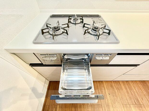 【その他設備(三ツ口コンロ)】三口ガスコンロでお料理が一気にはかどりそう　  