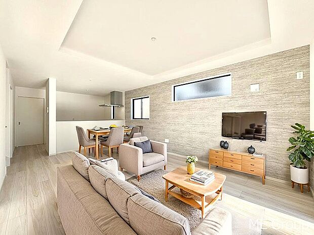 【リビング】ご家族の賑やかな話し声で包まれる明るいリビング  ※家具はCGです